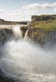 Dettifoss es una cascada localizada en el Parque Nacional de Jökulsárgljúfur. Está considerada la cascada más caudalosa de Europa, con unos caudales medio y máximo registrado de 200 y 500 m³ por segundo. Tiene 100 metros de ancho y una caída de 44 m.