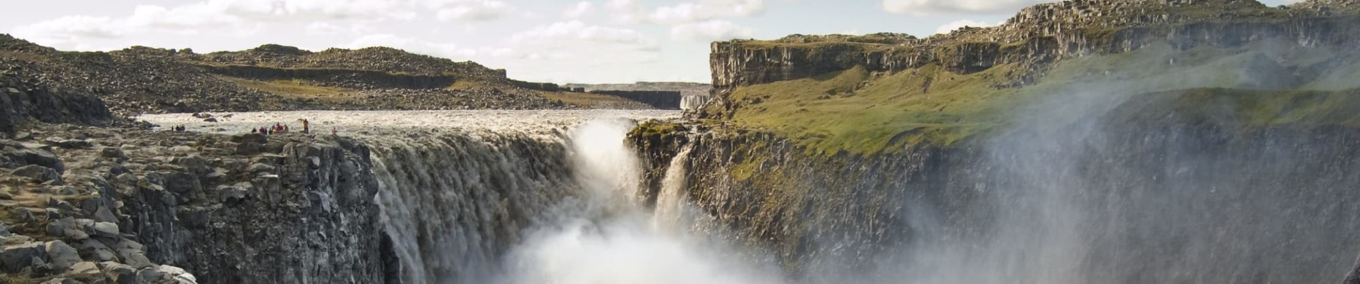 Dettifoss es una cascada localizada en el Parque Nacional de Jökulsárgljúfur. Está considerada la cascada más caudalosa de Europa, con unos caudales medio y máximo registrado de 200 y 500 m³ por segundo. Tiene 100 metros de ancho y una caída de 44 m.